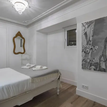 Lovelystay - Vintage Flat Near Santa Justa Elevator! Lizbona
