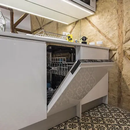 Lovelystay - Vintage Flat Near Santa Justa Elevator! Lisboa
