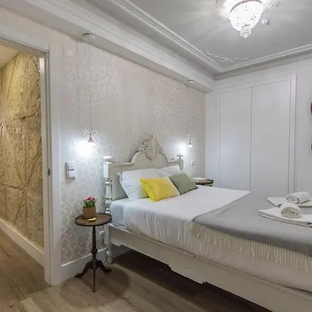 Lovelystay - Vintage Flat Near Santa Justa Elevator! Apartmán *