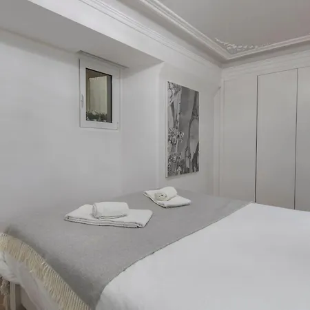 Lovelystay - Vintage Flat Near Santa Justa Elevator! Lisbon