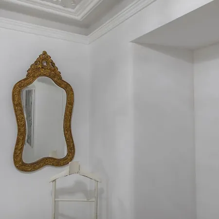 Lovelystay - Vintage Flat Near Santa Justa Elevator! Lisboa