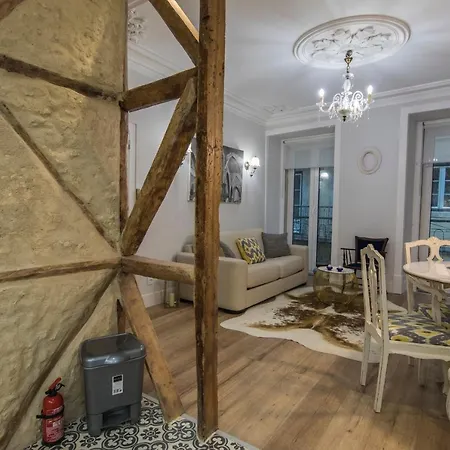 Lovelystay - Vintage Flat Near Santa Justa Elevator! Lägenhet Lisboa