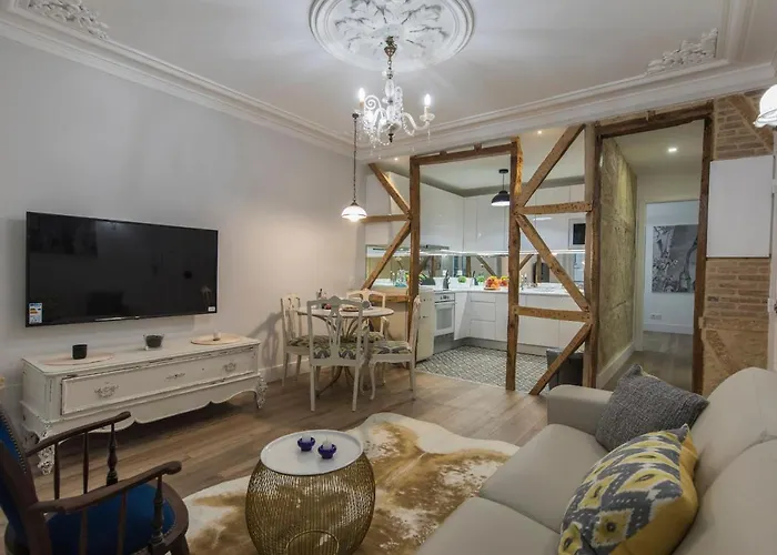 Lovelystay - Vintage Flat Near Santa Justa Elevator! * Lisboa