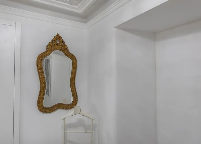 Lovelystay - Vintage Flat Near Santa Justa Elevator! Lisboa