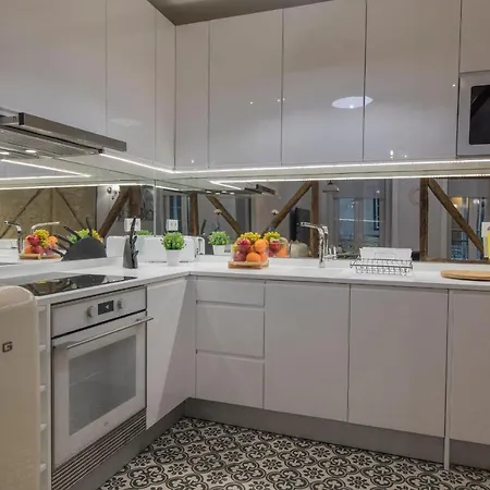 Lovelystay - Vintage Flat Near Santa Justa Elevator! Лісабон
