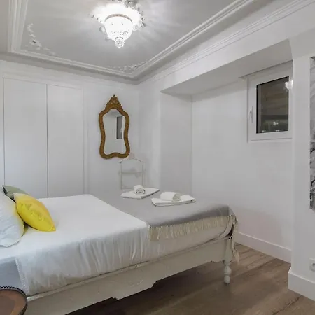 Апартаменти Lovelystay - Vintage Flat Near Santa Justa Elevator! *