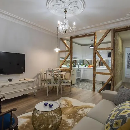 Lovelystay - Vintage Flat Near Santa Justa Elevator! * Лісабон