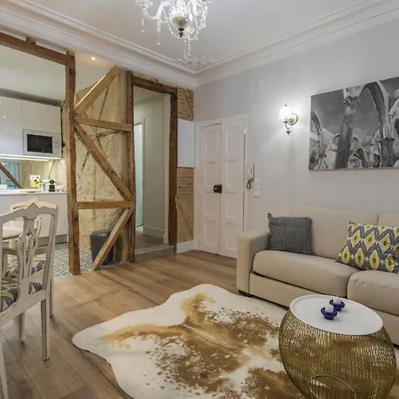 Апартаменти Lovelystay - Vintage Flat Near Santa Justa Elevator! *